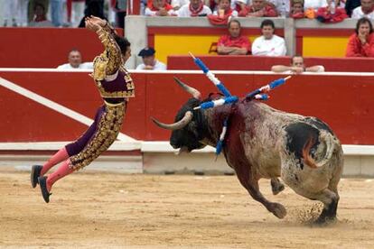 El Fandi, en un par de banderillas a su segundo toro.