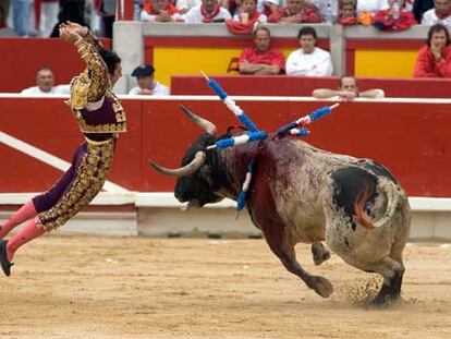 El Fandi, en un par de banderillas a su segundo toro.