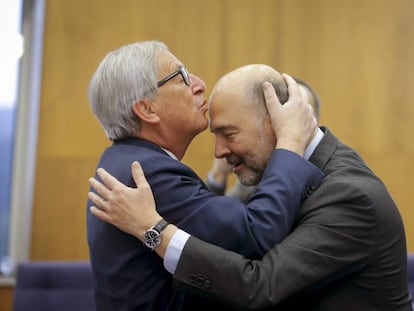 El president de la Comissió Europea, Jean-Claude Juncker, fa un petó al front al comissari europeu d'Afers Econòmics, Pierre Moscovici.