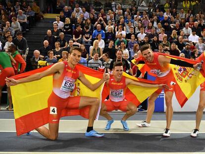 El equipo español de 4x400 celebra su plata.