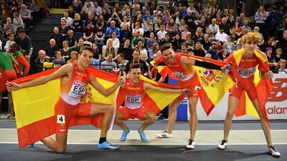 El equipo español de 4x400 celebra su plata.