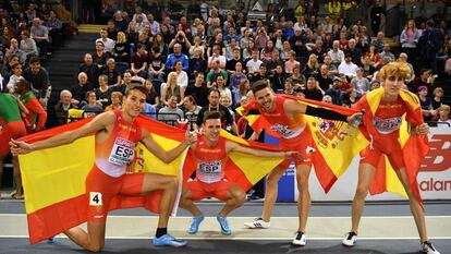 El equipo español de 4x400 celebra su plata.