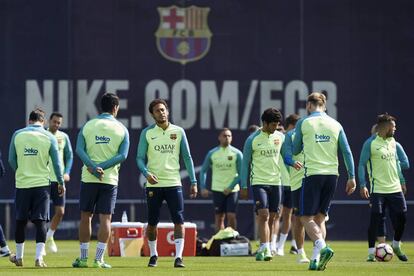 Los jugadores del FC Barcelona durante el entrenamiento en la ciudad deportiva Joan Gamper