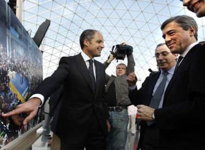 Francisco Camps y Ángel Acebes visitan la Feria de Valencia, donde se celebrará el congreso del PP.