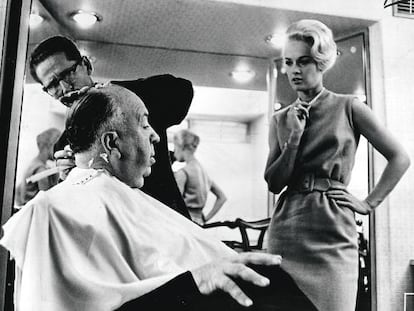 Tippi Hedren, junto a Alfred Hitchcock, en un descanso del rodaje de 'Los pájaros', en el año 1962.