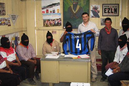 Un grupo de zapatistas muestra la camiseta  de Zanetti, que sujeta el enviado del Inter, Bruno Bartolozzi.
