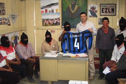 Un grupo de zapatistas muestra la camiseta de Zanetti, que sujeta el enviado del Inter, Bruno Bartolozzi.