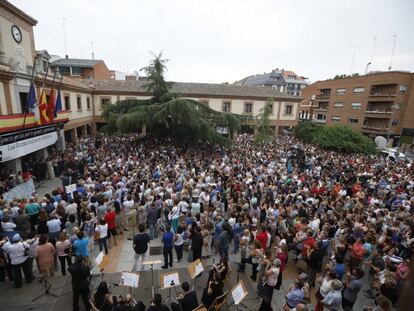 Centenares de personas abarrotan la plaza del Ayuntamiento, en Las Rozas.
