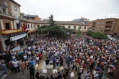 Centenares de personas abarrotan la plaza del Ayuntamiento, en Las Rozas.