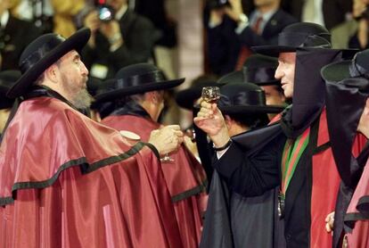 Don Juan Carlos y el presidente de Cuba, Fidel Castro, brindan ataviados con capas y sombreros después de ser nombrados miembros de la Hermandad de los Productores de Vino de Porto en la VII Conferencia Iberoamericana en Oporto, el 17 de octubre de 1998.