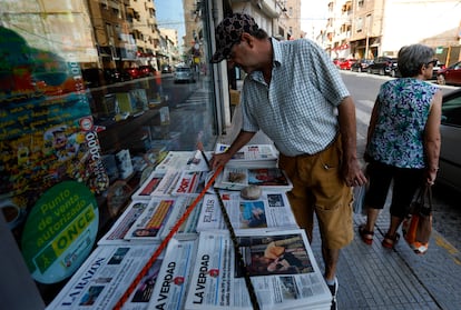 Un hombre en Jumilla revisa las portadas de los periódicos que hablan de su pueblo.
