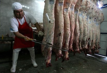 Un trabajador de la industria cárnica de Argentina