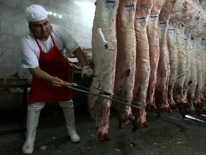 Um trabalhador da indústria da carne na Argentina.