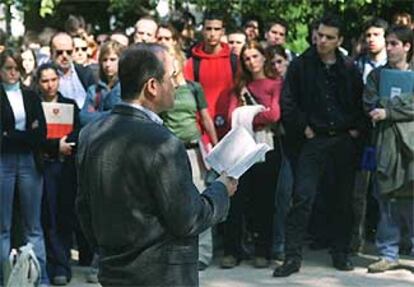 Profesores y estudiantes de varias facultades de la Universidad de València sacaron ayer las aulas a la calle, concretamente a los jardines del campus de Blasco Ibáñez, para manifestar su protesta contra la guerra de Irak. Con lecturas de textos sobre las guerras en unos casos, como el de la foto, en la que aparecen un profesor y estudiantes de la Facultad de Geografía e Historia, y clases <I>noramles</i> en otros, la comunidad universitaria mostró su rechazo a la guerra.