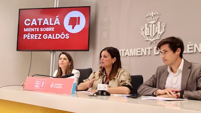 En medio, la portavoz socialista Sandra Gómez, flanqueada por los ediles de su grupo María Pérez y Borja Sanjuán, en la rueda de prensa que han ofrecido este jueves en el Ayuntamiento de la ciudad.