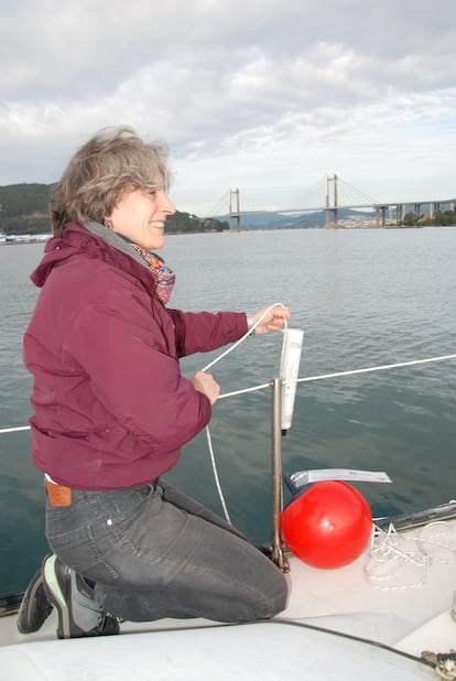 Professor Torres-Guijarro “fishes” for underwater noise of anthropocentric origin and visualizes them in a software application. 