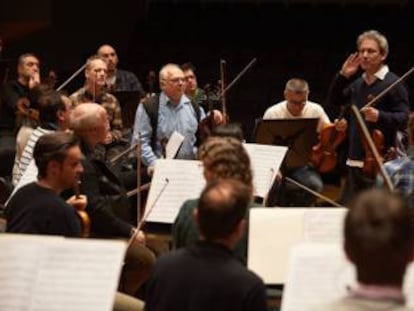 David Grimal en un ensayo con la Sinfónica en 2017.