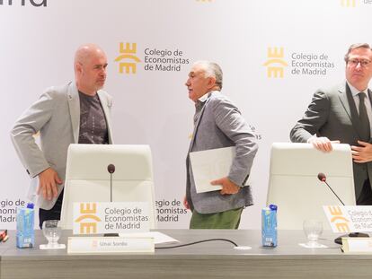 Unai Sordo, Pepe Álvarez y Antonio Garamendi, tras una conferencia sobre el diálogo social, el día 3 en la Facultad de Económicas de la Complutense, en Pozuelo de Alarcón (Madrid).