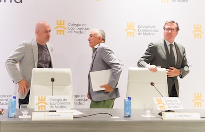 El secretario general de CC OO, Unai Sordo; el secretario general de UGT, Pepe Álvarez, y el presidente de la CEOE, Antonio Garamendi, este martes en la Universidad Complutense.