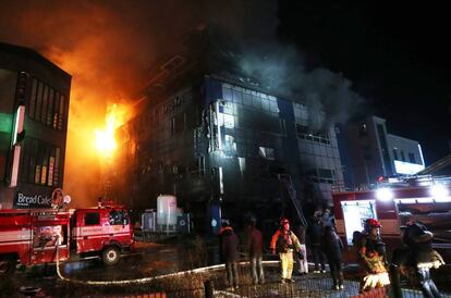 Los bomberos trabajan en la extinción de un fuego en Jecheon, este jueves.