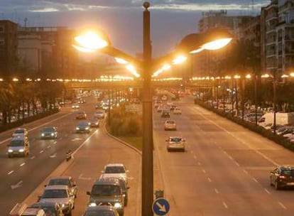 La valenciana avenida del Cid, bajo la potente iluminación de que dispone.