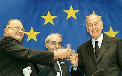 Giscard d&#39;Estaing (derecha), el belga Dehaene (izquierda) y el italiano Amato (centro), brindando ayer al final de la sesión de la Convención.