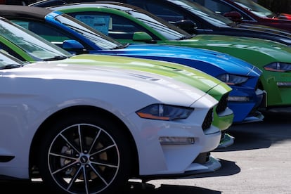 Coches a la venta en un concesionario de California.