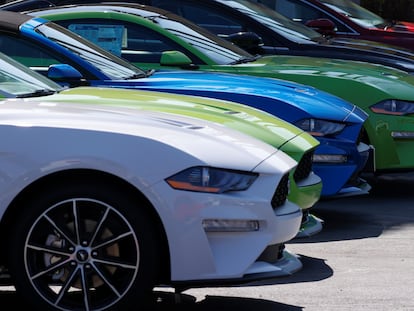 Coches a la venta en un concesionario de California.