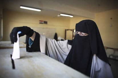 Una mujer con velo vota en un colegio electora de Maadi, barrio de El Cairo.