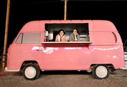 Las dos socias en uno de los foodtrucks de Autocine Madrid.