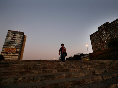 Un estudiante camina en el corazón de la Universidad Nacional Autónoma de México (UNAM)