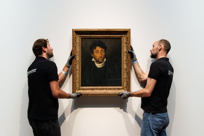 Instalación del cuadro ‘Retrato de un cleptómano’ (1820–1824), de Théodore Géricault,  en la exposición.