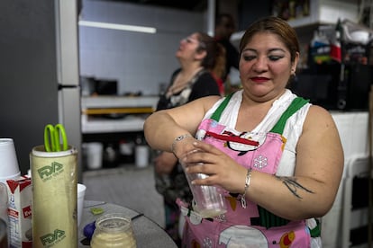Adriana Abigail Quintana Torres en su trabajo en un mercado de comidas en Ciudad de México.