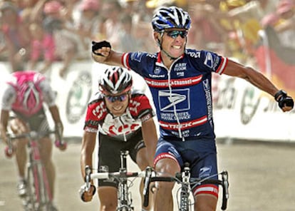Armstrong, por delante de Basso y Ullrich, festeja su segunda victoria de etapa en este Tour.