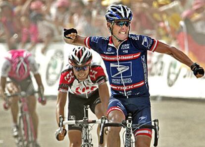 Armstrong, por delante de Basso y Ullrich, festeja su segunda victoria de etapa en este Tour.