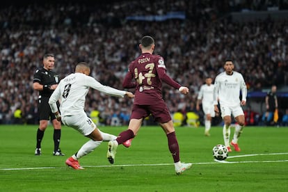 Kylian Mbappé del Real Madrid, marca el tercer tanto de su equipo ante el Manchester City.