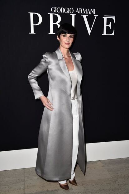 La acriz y modelo española Paz Vega observó desde la primera fila el desfile de Giorgio Armani Prive en la Semana de la moda de París.