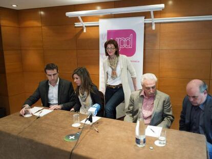 La candidata de UPyD a las elecciones europeas, Maite Pagazaurtundua, se dispone a sentarse.