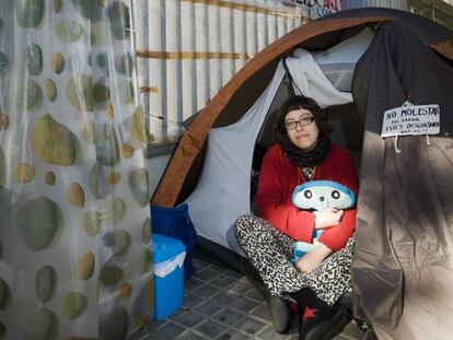 Nati López, en la tienda de campaña dónde protesta.