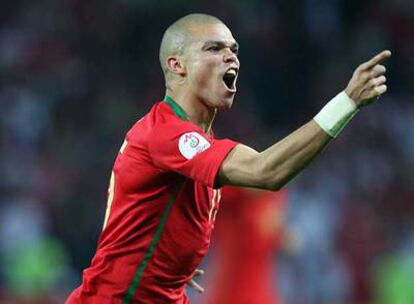 Pepe festeja su gol, el que encaminó a Portugal a la victoria sobre Turquía.