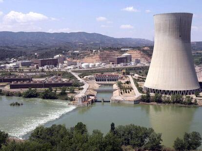 Complejo nuclear de Ascó con la torre de refrigeración en primer plano.