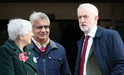 El líder laborista británico, Jeremy Corbyn (derecha), el lunes en Londres. 