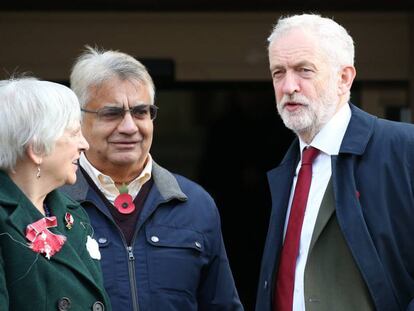 El líder laborista británico, Jeremy Corbyn (derecha), el lunes en Londres. 