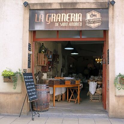 La Graneria de Sant Andreu, tienda de frutos secos y otros productos a granel en el Carrer Gran de Sant Andreu.