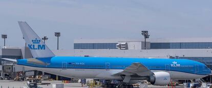 En tierra, un avión de KLM, en el aeropuerto de Atlanta (Georgia, EE UU).
 