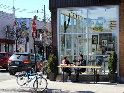 A pesar del emergente barrio de Verdún, Mile End continúa su reinado como el barrio más interesante y bohemio de Montreal. Parte del distrito de Plateau-Mont-Royal, al norte de Mont-Royal Avenue, acoge algunas de las instituciones más reconocidas de la ciudad, así como de nuevos lugares. Históricamente, fue un centro para inmigrantes y artistas judíos (y más tarde de bandas independientes), es un enclave para algunos de los mejores restaurantes, librerías independientes, floristerías, carnicerías, panaderías y fabricantes de velas de la ciudad. Los locales pueden ser camaleónicos, y un salón de té se transforma al anochecer en un lugar donde saborear un botella de champán, o una pista de patinaje se transforma en el escenario de una fiesta digital, con proyecciones artísticas. En Café Olimpico se toma bagels frescos, se recomienda para los amantes de la escritura y la papelería Papeterie & Photocopie Zoubris y Drawn & Quarterly, un tentempié informal en Lucki Delite. En Kabinet se toma caviar y creme brulée, los cócteles se sirven en Le Sparrow, y de karaoke se va Bishop & Bagg. Atención a las tiendas vintage y de antigüedades, una de las más populares es Citizen Vintage, y para artículos del hogar, Annex vintage. Dos edificios representativos de la zona son la iglesia St. Michael and St. Anthony y el Teatro Rialto, inspirado en el teatro de la ópera de París.