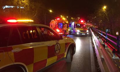 Ambulancias en el lugar donde ha fallecido el motorista.