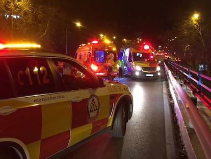 Ambulancias en el lugar donde ha fallecido el motorista.