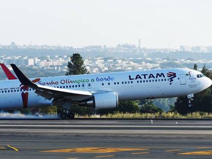 Un avió de Latam aterra a Brasília.