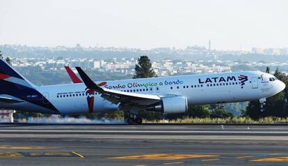 A Latam flight landing in Brasilia.